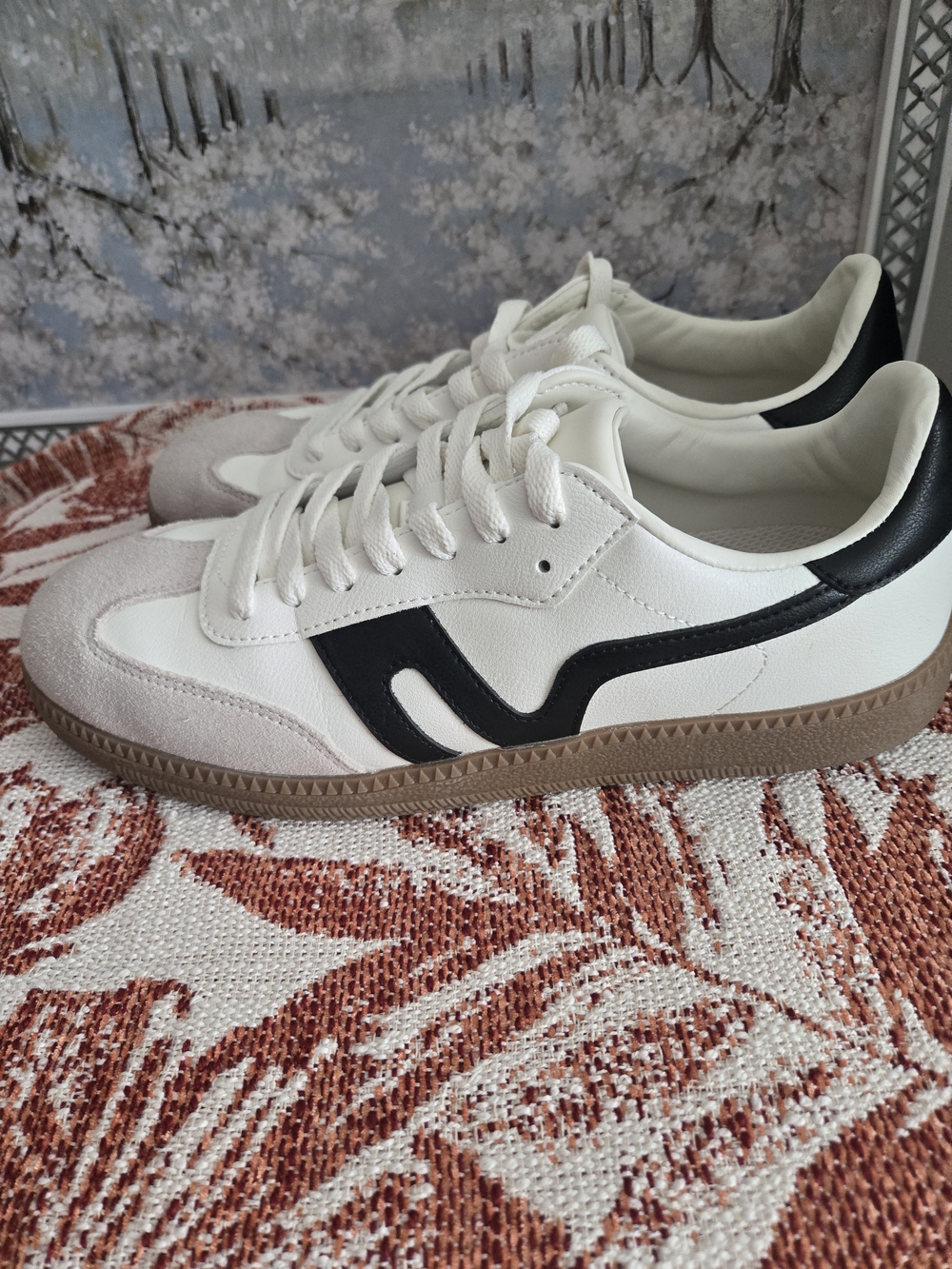 Women's Casual White & Black Low-Top Sneakers